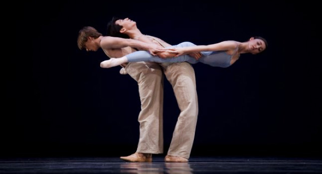 Scena z przedstawienia baletowego "Yondering" w choreografii Johna Neumeiera, fot. © Chris Hardy